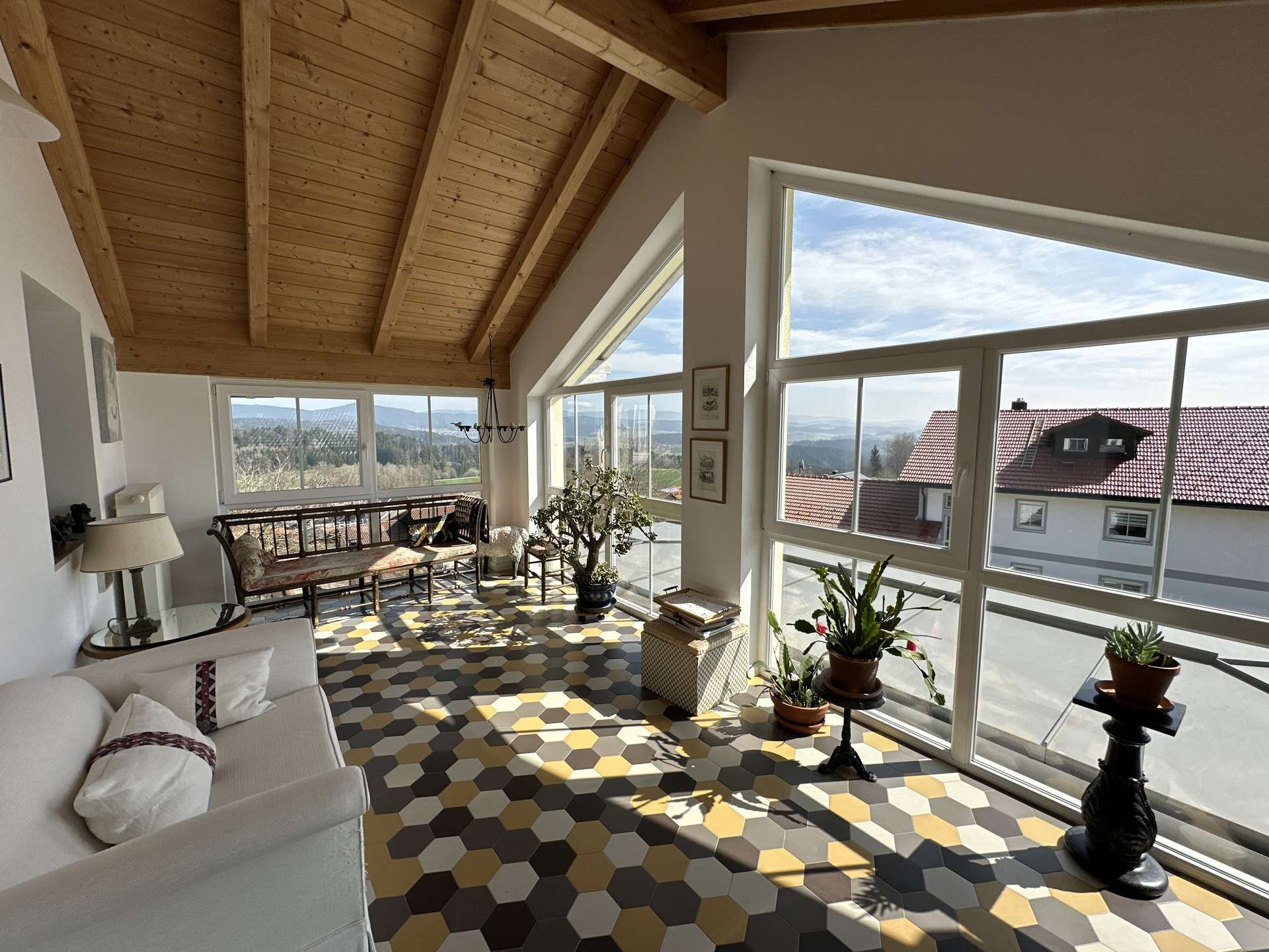 Read more about the article Traumhaus im Bayerischen Wald! Großzügig + Solar + Wärmepumpe