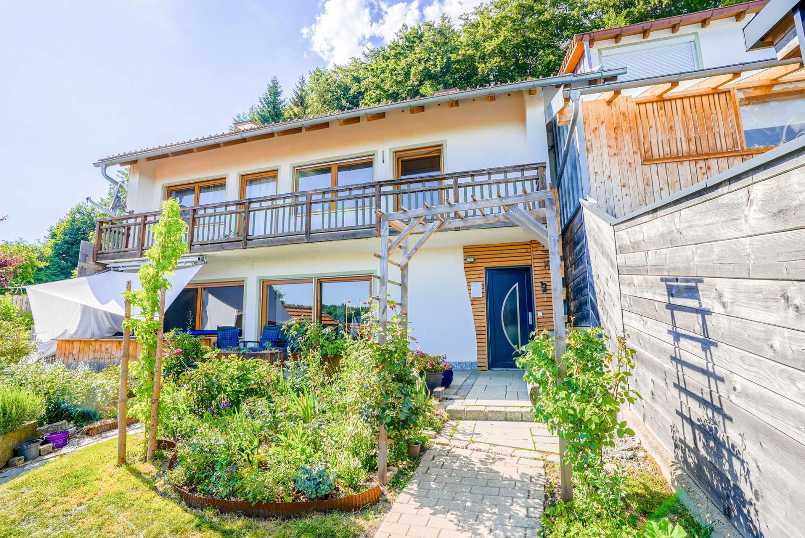Read more about the article Wohnen am Waldrand mit Weitblick und eigener Blockhütte