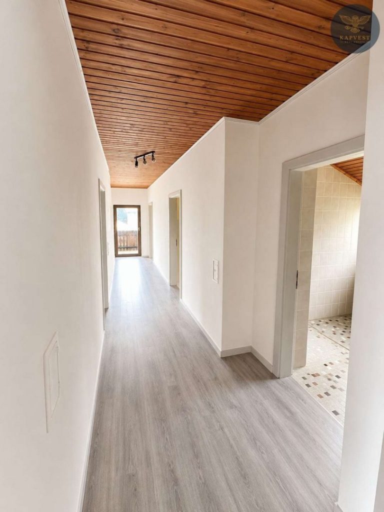 2.OG - 4-Zimmer Wohnung - Flur